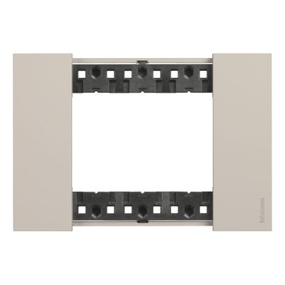 Рамка италиански стандарт LEGRAND Living Now, 3 модула, кремава