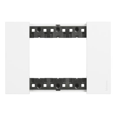 Рамка италиански стандарт LEGRAND Living Now, 3 модула, бяла